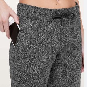 Lululemon On The Fly Pant *28" Feathered Jacquard sz. 6